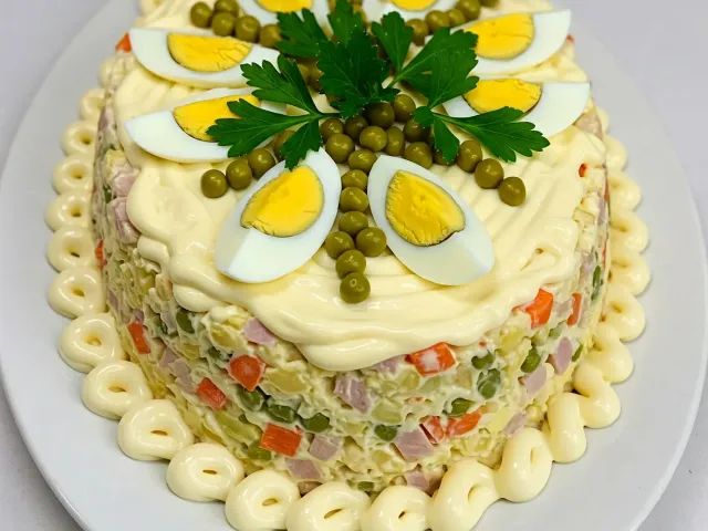 Salată festivă de pasăre